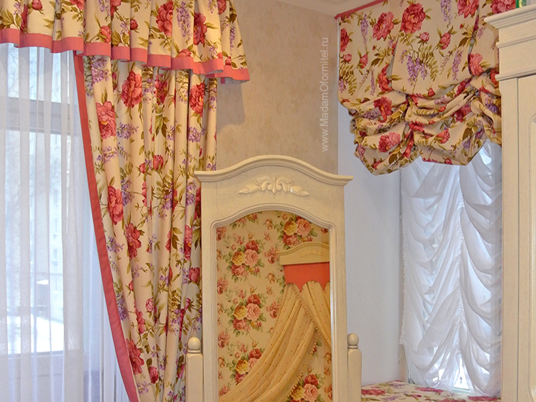 комната маленькой принцессы, английские шторы, французские шторы, помпоны, шторы с цветочным принтом, шторы в цветочек, шторы с кантом, шторы на заказ, пошив штор на заказ спб, шторы от Мадам Оформитель, шторы в стиле прованс
